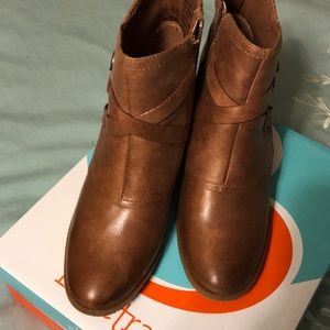 Brand new in box Bare Trap Boots